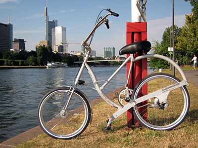 Bals Swingbike auf dem schnen Radweg in Frankfurt am Main