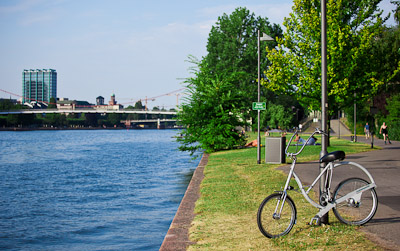 Bals Swingbike auf dem Radweg am Main in Frankfurt