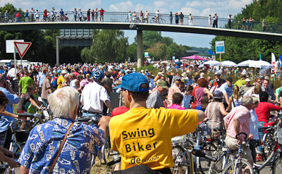 Bals Swingbike im Stau auf der A40